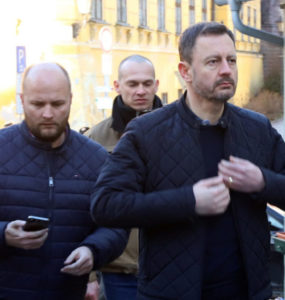 Zľava primátorka Banskej Štiavnice Nadežda Babiaková, minister obrany Jaroslav Naď a premiér Eduard Heger (vpravo) v Banskej Štiavnici 18. marca 2023.