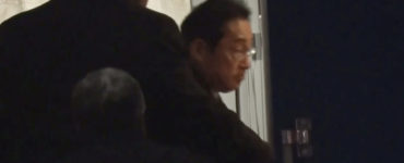 Na videosnímke japonskej štátnej televízie NHK japonský premiér Fumio Kišida nastupuje do vlaku v poľskom meste Przemyšl v skorých ranných hodinách v utorok 21. marca 2023. Kišida cestuje na neohlásenú návštevu Ukrajiny