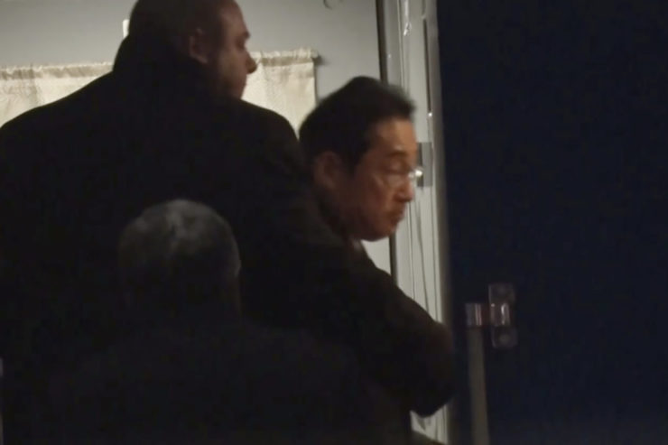 Na videosnímke japonskej štátnej televízie NHK japonský premiér Fumio Kišida nastupuje do vlaku v poľskom meste Przemyšl v skorých ranných hodinách v utorok 21. marca 2023. Kišida cestuje na neohlásenú návštevu Ukrajiny
