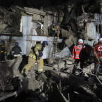 Pri ruskom útoku na bytovku v Záporoží zahynulo viacero civilistov