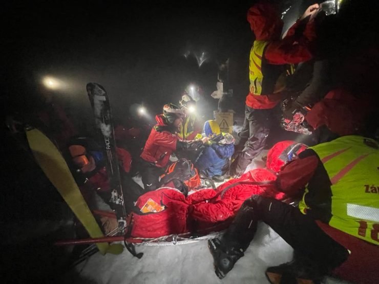 Na hrebeni Nízkych Tatier uviazla dvojica turistov, zachraňovala ich HZS