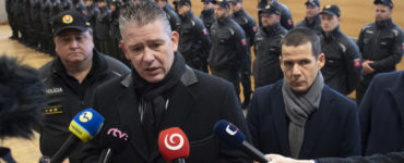 Uprostred dočasne poverený minister vnútra SR Roman Mikulec, vpravo Policajného zboru SR Štefan Hamran.