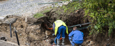 V Bratislave oproti bývalému PKO prasklo v piatok 28. apríla veľké vodovodné potrubie