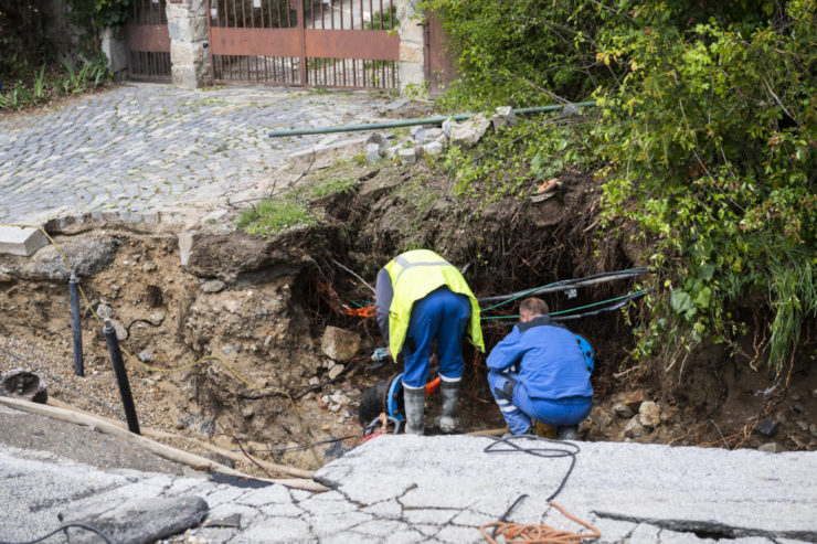 V Bratislave oproti bývalému PKO prasklo v piatok 28. apríla veľké vodovodné potrubie