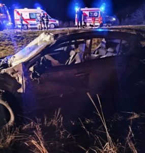 Auto, ktoré šoférovala mladá žena z Maďarska sa po zrážke s kamiónom zmenilo na kopu šrotu.