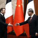 Francúzsky prezident Emmanuel Macron (vľavo) si podáva ruku s čínskym premiérom Li Čchiangom pred ich stretnutím v Pekingu 6. apríla 2023. Macron vo štvrtok uviedol, že chce počas stretnutia s čínskym lídrom Si Ťin-pchingom vybudovať s Pekingom "spoločnú cestu" k mieru na Ukrajine.