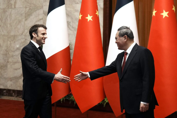 Francúzsky prezident Emmanuel Macron (vľavo) si podáva ruku s čínskym premiérom Li Čchiangom pred ich stretnutím v Pekingu 6. apríla 2023. Macron vo štvrtok uviedol, že chce počas stretnutia s čínskym lídrom Si Ťin-pchingom vybudovať s Pekingom "spoločnú cestu" k mieru na Ukrajine.