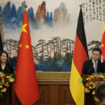 Nemecká ministerka zahraničných vecí Annalena Baerbocková (vľavo) a jej čínsky rezortný kolega Čchin Kang počas spoločnej tlačovej konferencie v Pekingu v piatok 14. apríla 2023.