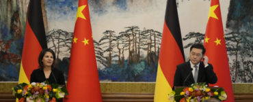Nemecká ministerka zahraničných vecí Annalena Baerbocková (vľavo) a jej čínsky rezortný kolega Čchin Kang počas spoločnej tlačovej konferencie v Pekingu v piatok 14. apríla 2023.