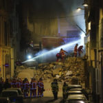 V troskách budovy, ktorá sa zrútila vo francúzskom meste Marseille po veľkom výbuchu, našli dve telá,
