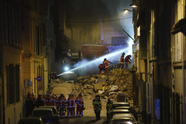 V troskách budovy, ktorá sa zrútila vo francúzskom meste Marseille po veľkom výbuchu, našli dve telá,
