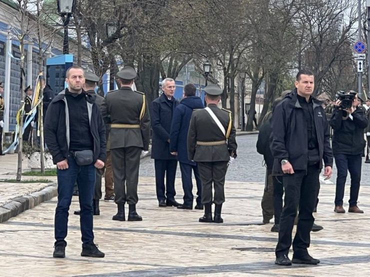 Generálny tajomník Severoatlantickej aliancie (NATO) Jens Stoltenberg pricestoval vo štvrtok na neohlásenú návštevu Kyjeva