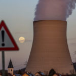 Vodná para stúpa z chladiacej komory jadrovej elektrárne Isar 2 v nemeckom Essenbachu 5. apríla 2023.