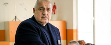 Bývalý bulharský premiér Bojko Borisov vkladá obálku s hlasovacími lístkami do volebnej schránky počas predčasných parlamentných volieb v Sofii 2. apríla 2023.