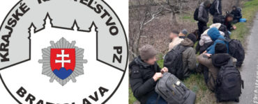 Na kombosnímke vpravo zadržaní migranti príslušníkmi bratislavskej krajskej polície.