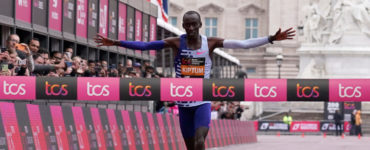 Kenský bežec Kelvin Kiptum víťazí v elitných pretekoch mužov počas Londýnskeho maratónu v Londýne 23. apríla 2023.