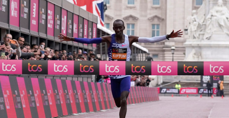 Kenský bežec Kelvin Kiptum víťazí v elitných pretekoch mužov počas Londýnskeho maratónu v Londýne 23. apríla 2023.
