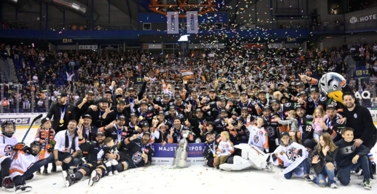 Hokejisti HC Košice sa tešia z víťazstva a zisku majstrovského titulu po piatom zápase finále play off hokejovej Tipos extraligy HC Košice - HKM Zvolen 23. apríla 2023 v Košiciach.