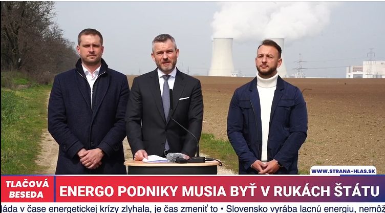 Predstavitelia strany HLAS - SD na tlačovke pred elektrárňou Jaslovské Bohunice. 