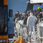 Približne 120 migrantov v dvoch skupinách sa v nedeľu úspešne doplavilo do Talianska po tom, čo ich zachránila talianska pobrežná hliadka a záchranná organizácia.