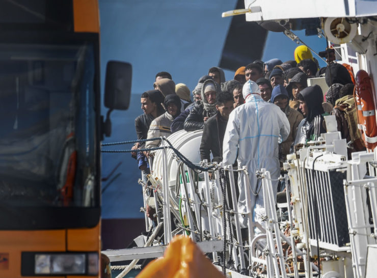 Približne 120 migrantov v dvoch skupinách sa v nedeľu úspešne doplavilo do Talianska po tom, čo ich zachránila talianska pobrežná hliadka a záchranná organizácia.