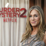 Herečka Jennifer Anistonová (vo filme Audrey Spitzová) prichádza na premiéru druhého pokračovania komediálneho filmu Vražda v Paríži (Murder Mystery 2) v americkom kine Regency Village Theatre v Los Angeles v noci na 29. marca 2023.