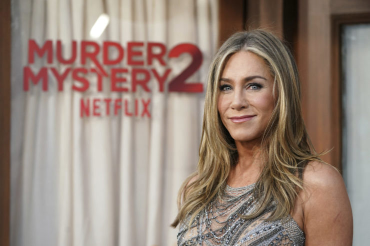 Herečka Jennifer Anistonová (vo filme Audrey Spitzová) prichádza na premiéru druhého pokračovania komediálneho filmu Vražda v Paríži (Murder Mystery 2) v americkom kine Regency Village Theatre v Los Angeles v noci na 29. marca 2023.