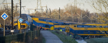 Na snímke vlak, ktorý sa vykoľajil pri obci Voorschoten na juhozápade Holandska v utorok v skorých ranných hodinách 4. apríla 2023. Pri vlakovej nehode zahynula najmenej jedna osoba a ďalších 30 utrpelo zranenia. Vlak so zhruba 60 pasažiermi smeroval z mesta Leiden do Haagu.