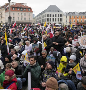 Pochod prívržencov zosnulého pápeža Jána Pavla II. vo Varšave 2. apríla 2023.