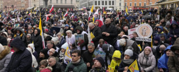 Pochod prívržencov zosnulého pápeža Jána Pavla II. vo Varšave 2. apríla 2023.