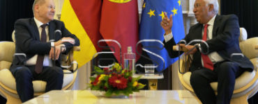 Nemecký kancelár Olaf Scholz (vľavo) a portugalský premiér António Costa počas stretnutia v Lisabone 19. apríla 2023. FOTO TASR/AP