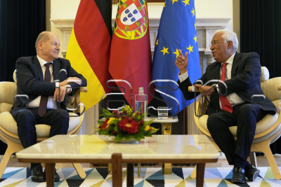 Nemecký kancelár Olaf Scholz (vľavo) a portugalský premiér António Costa počas stretnutia v Lisabone 19. apríla 2023. FOTO TASR/AP