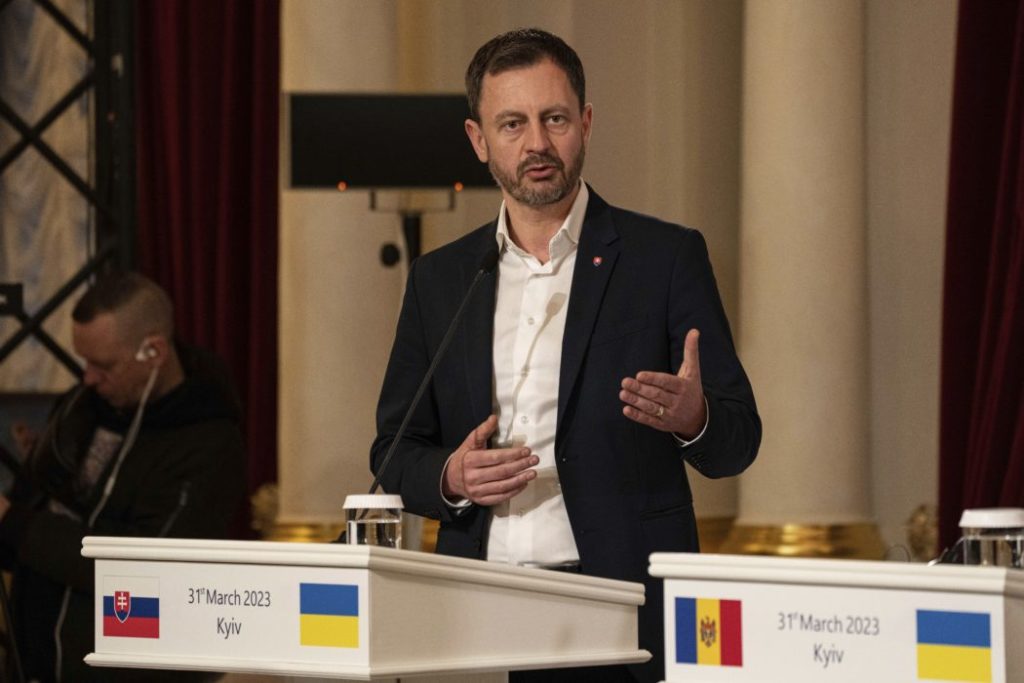 Dočasne poverený predseda vlády SR Eduard Heger na tlačovej konferencii v rímci summitu Buča v Kyjeve na Ukrajine v piatok 31. marca 2023. 