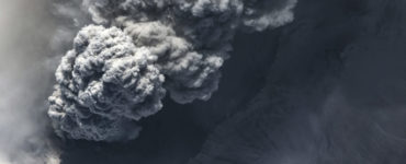 Viac než dve desiatky letov zrušili vo štvrtok 13. apríla 2023 aerolínie amerického štátu Aljaška pre oblak popola po erupcii sopky Šiveluč. Na satelitnej snímke je kráter a oblak popola po erupcii sopky Šiveluč v dedine Ključi na polostrove Kamčatka v Rusku v stredu 12. apríla 2023.