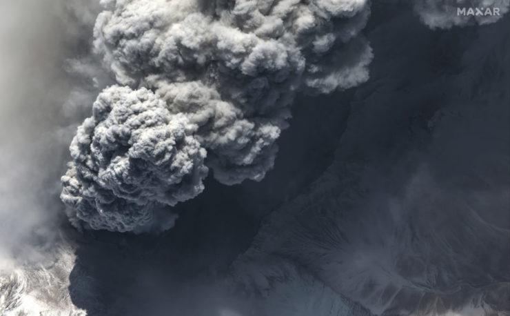 Viac než dve desiatky letov zrušili vo štvrtok 13. apríla 2023 aerolínie amerického štátu Aljaška pre oblak popola po erupcii sopky Šiveluč. Na satelitnej snímke je kráter a oblak popola po erupcii sopky Šiveluč v dedine Ključi na polostrove Kamčatka v Rusku v stredu 12. apríla 2023.