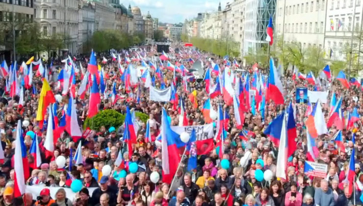 Protestujúci na pražskom Václavskom námestí 16. apríla 2023.