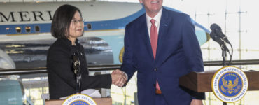 Predseda Snemovne reprezentantov Kongresu USA Kevin McCarthy (vpravo) si podáva ruku s taiwanskou prezidentkou Cchaj Jing-wen počas spoločného tlačového vyhlásenia po ich stretnutí v Prezidentskej knižnici Ronalda Reagana v kalifornskom Simi Valley 5. apríla 2023.