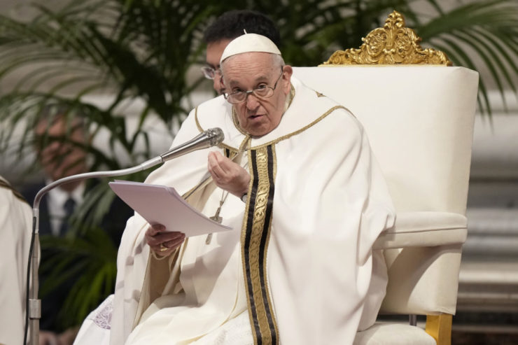 Pápež František celebruje omšu svätenia olejov na Zelený štvrtok v Bazilike sv. Petra vo Vatikáne 6. apríla 2023