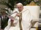 Pápež František celebruje omšu svätenia olejov na Zelený štvrtok v Bazilike sv. Petra vo Vatikáne 6. apríla 2023