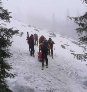 Horská záchranná služba (HZS) v sobotu pomáhala viacerým turistom, ktorí v nepriaznivých poveternostných podmienkach uviazli na hrebeni Malej Fatry. Obdobnú záchrannú akciu mali aj v piatok