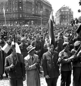 Zástupcovia partizánov cudzích spriatelených štátov na manifestácii v Bratislave 1. mája 1945