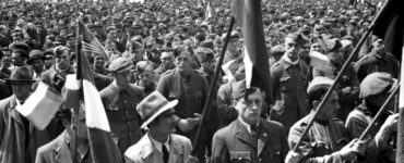 Zástupcovia partizánov cudzích spriatelených štátov na manifestácii v Bratislave 1. mája 1945