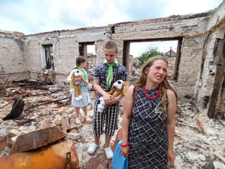 Slovenská Vojenská podporná nadácia, ktorá nie je súčasťou rezortu obrany, pokračuje vo finančnej pomoci pri organizovaní terapeutických táborov pre deti, ktorých domovy sú vo viacerých ukrajinských mestách a obciach po bojoch v ruinách.