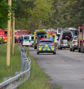 Diaľnica D2 v smere do Kútov sa stala dejiskom tragickej hromadnej dopravnej nehody.