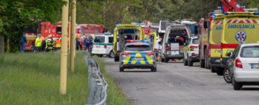 Diaľnica D2 v smere do Kútov sa stala dejiskom tragickej hromadnej dopravnej nehody.