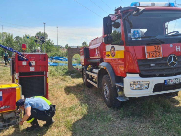 Slovenskí hasiči naďalej pomáhajú v Taliansku s odstraňovaním následkov povodní. V odčerpávaní vody pokračujú v meste Ravenna