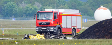 Dvaja ľudia zahynuli pri pondelkovej nehode malého prúdového lietadla na leteckej základni Hohn v severonemeckej spolkovej krajine Šlezvicko-Holštajnsko.