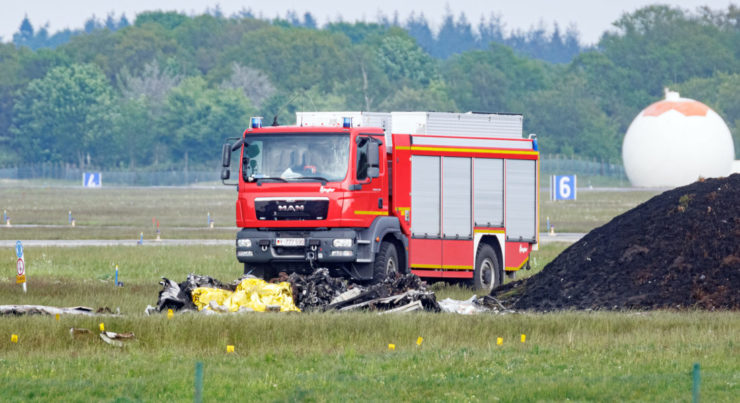 Dvaja ľudia zahynuli pri pondelkovej nehode malého prúdového lietadla na leteckej základni Hohn v severonemeckej spolkovej krajine Šlezvicko-Holštajnsko.