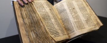 Na archívnej snímke z 15. februára 2023 Sassoonov kódex, vzácny rukopis, ktorý je považovaný za najstarší a najkompletnejší exemplár hebrejskej Biblie, vystavujú v New Yorku. Vzácny Sassoonov kódex bol v stredu 17. mája 2023 v New Yorku vydražený za 38,1 milióna dolárov (35,1 milióna eur). Oznámil to aukčný dom Sotheby's