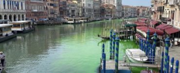 Zelená fosforeskujúca voda v Benátkach 28. mája 2023